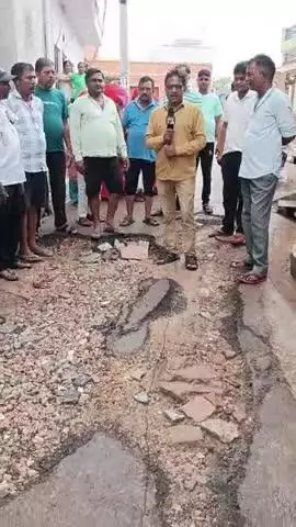 रतनगढ़: रतनगढ की खटीक बस्ती में सड़क में बने गड्ढों से परेशान मोहल्लेवासियों ने किया प्रदर्शन
