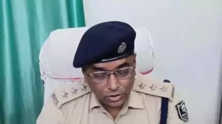 पुलिस अधीक्षक महोदय के निर्देशन में अपराधियों के विरुद्ध लगातार कारवाई जारी है 
इसी क्रम में पतरघट थाना  द्वारा हत्या कांड के 03 अभियुक्त को गिरफ्तार किया गया एवं 01 विधि विरुद्ध बालक को निरूद्ध किया गया