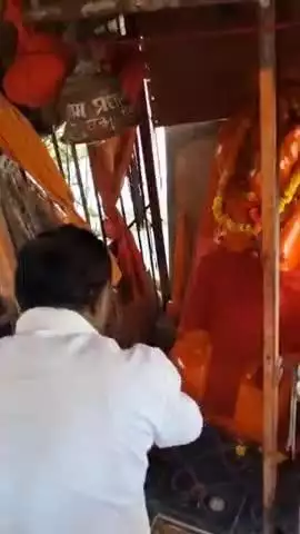 कोरांव: हनुमानगंज में स्थित हनुमान मंदिर में विधायक राजमणि कोल ने पूजन कर पुजारी को सम्मानित किया, सरकार के अभियान की सराहना की