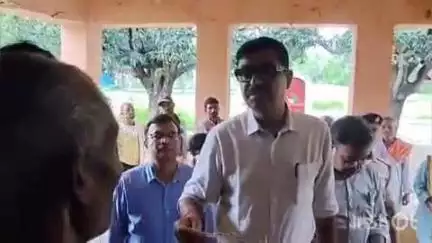 सोनो: सोनो में वोटर वेरिफिकेशन कार्य का डीएम ने किया निरीक्षण, प्रपत्र अपलोडिंग में तेजी लाने का दिया निर्देश