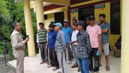 मुनस्यारी: आगामी पंचायती चुनाव को लेकर थाना पांगला पुलिस ने ग्राम चौकीदारों के साथ की बैठक आयोजित