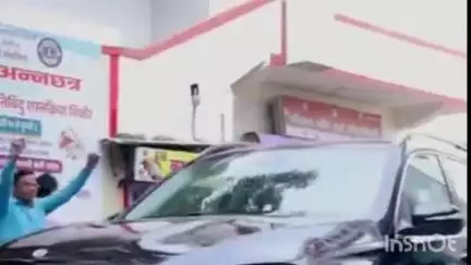चाकूर: चाकूरचे माजी नगराध्यक्ष कपिल माकणे चाकूर येथून असंख्य कार्यकर्त्यांसह भाजपमध्ये प्रवेश करण्यासाठी  मुंबईला रवाना