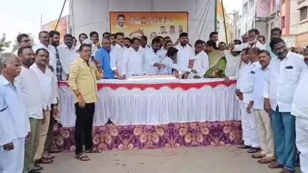 సిరిసిల్ల: సిరిసిల్లలో నియోజకవర్గ కాంగ్రెస్ పార్టీ ఇన్చార్జి కేకే మహేందర్ రెడ్డి జన్మదిన వేడుకలు నిర్వహించిన కాంగ్రెస్ నాయకులు