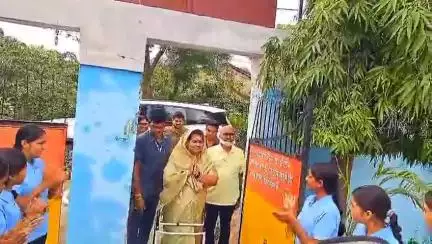 किरनापुर: नगर मुख्यालय स्थित कन्या व बालक छात्रावास के गुरूपूर्णिमा कार्यक्रम में विधायक अनुभा मुंजारे शामिल हुईं