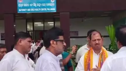 ପାଲଲହଡା: ମ୍ୟାଲେରିଆରେ ଆକ୍ରାନ୍ତ ହୋଇ ଚିକିତ୍ସିତ ହେଉଥିବା ଛାତ୍ରଛାତ୍ରୀ ମାନଙ୍କ ସ୍ୱାସ୍ଥ୍ୟବସ୍ଥା ବୁଝିବା ସହ ଅଧିକାରୀଙ୍କ ସହ ଆଲୋଚନା କଲେ ବିଧାୟକ ।