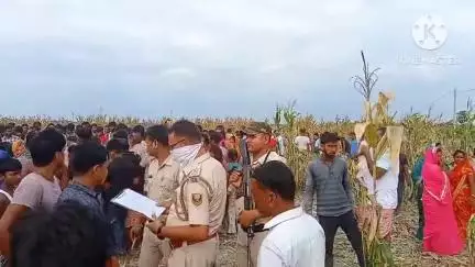गोरौल: पीरापुर बिसहर बाबा स्थान के पास मक्का के खेत से पुलिस ने 20 वर्षीय युवती का शव बरामद किया