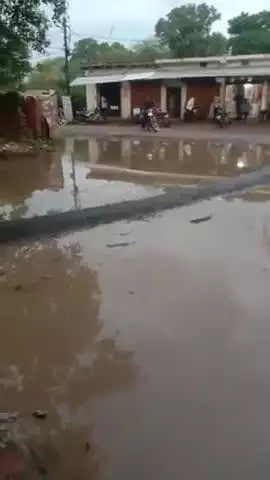 लोकनिर्माण विभाग या पंचायत जिम्मेदार कौन देगा जवाब समस्या पूरे ग्राम वासियों को है