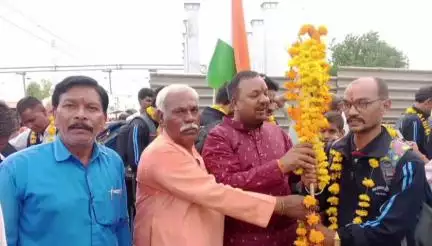 सीहोर नगर: अमरनाथ यात्रा के लिए श्रद्धालुओं का जत्था रेलवे स्टेशन से रवाना, हिंदू उत्सव समिति ने किया स्वागत