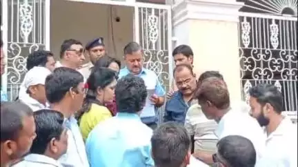 शिवपुरी नगर: सिमरिया पंचायत में आरटीआई लगाने पर नरवर के पत्रकार के साथ सरपंच पुत्र और सचिव ने की मारपीट