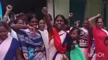 सोनभद्र बंशी सुर्यपुर: उप प्राथमिक स्वास्थ्य केंद्र वंशी के द्वार पर मानदेय को लेकर आशा कार्यकर्ताओं का धरना प्रदर्शन