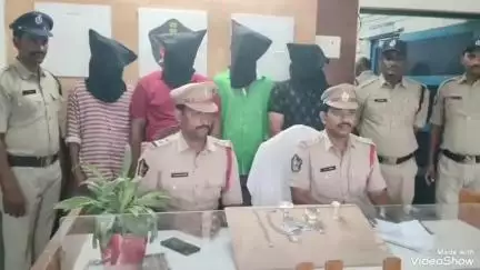 గజపతినగరం: గజపతినగరం రైల్వే కాలనీ లో జరిగిన చోరీ కేసులో గుంటూరు కు చెందిన నలుగురు వ్యక్తులు అరెస్ట్ : గజపతినగరంలో సీఐ జిఏవి రమణ