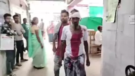 ইসলামপুর: ডিমরুল্লা এলাকায় নিঃসন্তান দাদার মৃত্যুর পর ঘর ভাগাভাগিতে দুই ভাইয়ের পরিবারের মধ্যে সংঘর্ষ ধারাল অস্ত্রের আঘাতে জখম এক