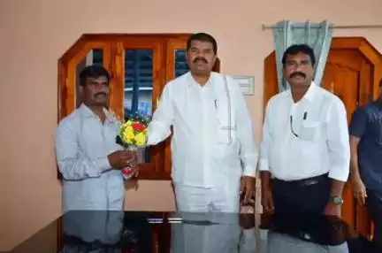 మణుగూరు: ఎంపీడీఓలుగా నూతనంగా బాధ్యతలు చేపట్టిన అధికారులకు శుభాకాంక్షలు తెలిపిన ఎమ్మెల్యే పాయం