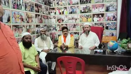 चांदपुर: नूरपुर में डॉ नफीस गुलरेज अंसारी के निवास पर सफाअत हुसैन पहुंचे, वक्फ विकास निगम उत्तर प्रदेश निदेशक ने शाल उड़ाकर किया स्वागत