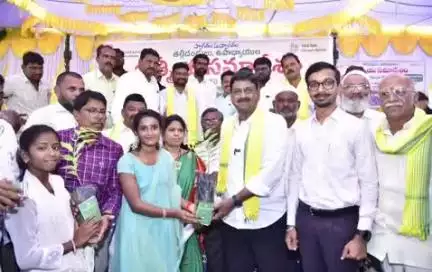 ఉరవకొండ: విద్యార్థులు సత్ప్రవర్తనతో మెలిగి  తల్లిదండ్రుల ఆశయాలను నెరవేర్చాలి: ఆర్థిక శాఖ మంత్రి పయ్యావుల కేశవ్