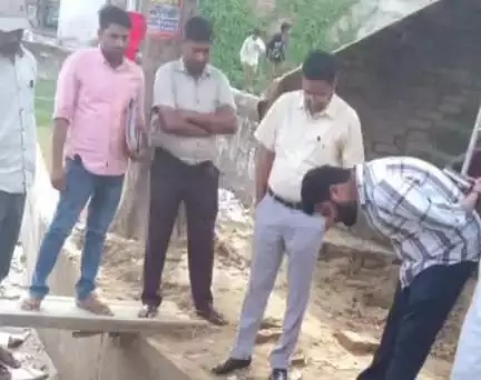 बांसी: बिस्कोहर नगर पंचायत में नवनिर्मित ध्वस्त नाले का एडीएम ने किया निरीक्षण, गुणवत्ता पर उठ रहे सवाल, दिए निर्देश