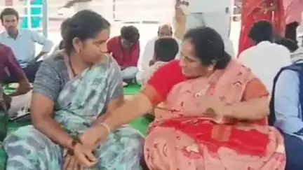 పెనుకొండ జూనియర్ కళాశాలలో విద్యార్థులు, తల్లిదండ్రులతో కలిసి భోజనం చేసిన మంత్రి సవిత