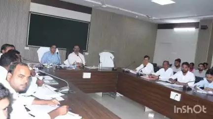 मुंगेली: कलेक्टर ने जिला पंचायत सभा कक्ष में पंचायत विभाग की समीक्षा बैठक ली, निर्माण कार्यों की धीमी प्रगति पर जताई नाराजगी
