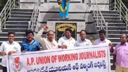 గంగాధర నెల్లూరు: జర్నలిస్టులపై దాడులు అరికట్టాలని జీడి నెల్లూరులో జర్నలిస్ట్ యూనియన్ ఆధ్వర్యంలో నిరసన