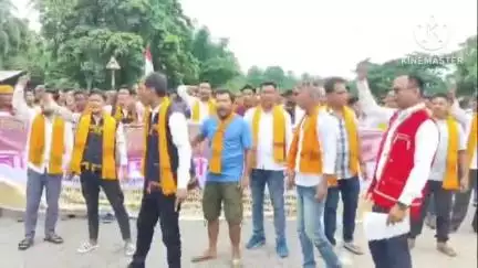 মৰিগাঁও: নেলী ৩৭ নং ৰাষ্ট্ৰীয় ঘাইপথ অৱৰোধ কৰি সদৌ তিৱা ছাত্ৰ সন্থাৰ উত্তাল প্ৰতিবাদ