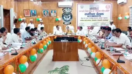 बहराइच: कलेक्ट्रेट सभागार में विधान परिषद की विनियमन समीक्षा समिति ने अधिकारियों के साथ बैठक की, तीन जिलों के अधिकारी उपस्थित