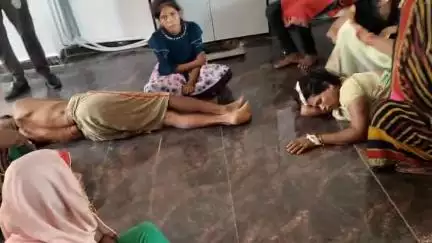 मऊगंज: मनकहरी गांव में जमीनी विवाद पर मारपीट, पुलिस कार्रवाई से असंतुष्ट परिजन घायलों को लेकर पहुंचे मऊगंज एसपी कार्यालय