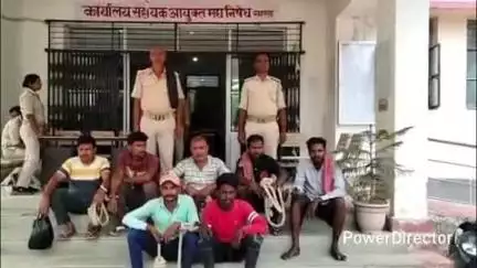 कहरा: उत्पाद पुलिस ने छापेमारी कर 2 कारोबारियों और 5 शराबियों को किया गिरफ्तार, सहरसा कोर्ट में पेश कर आगे की कार्रवाई जारी
