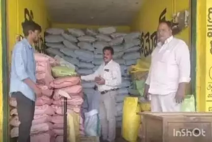 అశ్వారావుపేట: దమ్మపేట మండలంలో ఎరువుల దుకాణాలను తనిఖీ చేసిన జిల్లా వ్యవసాయ అధికారి బాబురావు