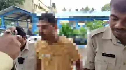 বনগাঁ: মহিলা পঞ্চায়েত সদস্যার  অভিযোগের ভিত্তিতে গ্রেফতার বিরোধী দলনেতা। ঘটনাটি ঘটেছে বনগাঁ ব্লকের ছয়ঘড়িয়া গ্রাম পঞ্চায়েতে