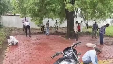 कालापीपल: धूबोटी के ग्रामीणों ने गुरुपूर्णिमा पर दिखाई स्वच्छता की मिसाल, श्मशान घाट की सफाई की
