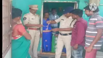 హిందూపురం ఎక్సైజ్ స్టేషన్ పరిధిలో కల్లు దుకాణాల వద్ద కల్లు తాగేవారికి కల్లు తాగడంపై అవగాహన కల్పించిన పోలీసులు