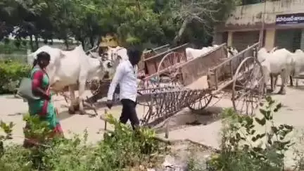 మోత్కూర్: ట్రాక్టర్లకు ఇసుక రవాణాకు ఇచ్చిన అనుమతులను రద్దు చేయాలని ఎడ్లబండ్లతో మోత్కూర్ తహాసిల్దార్ కార్యాలయం ముట్టడి