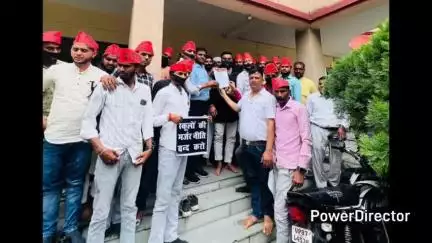 पटियाली: पटियाली तहसील परिसर में स्कूल मर्जर पॉलिसी के खिलाफ सपाइयों ने किया जोरदार प्रदर्शन, तहसीलदार को सौंपा ज्ञापन