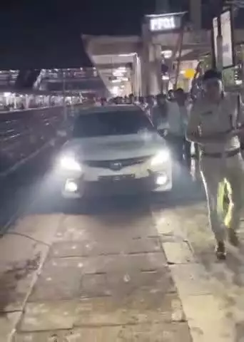 ग्वालियर गिर्द: ग्वालियर रेलवे स्टेशन के प्लेटफार्म नंबर एक पर कार लेकर पहुंचा युवक