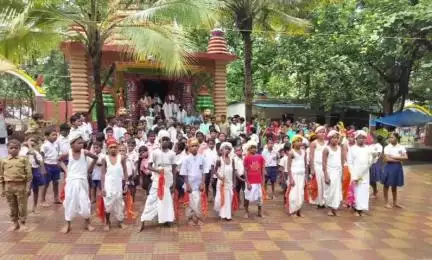 बोलबा: बोलबा के वनदुर्गा मंदिर में भाजपा ने गुरु पूर्णिमा पर पहान व गुरुओं को अंग वस्त्र देकर सम्मानित किया