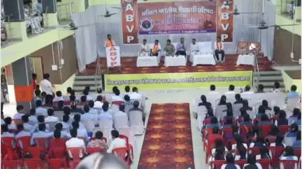मुंगेली: अखिल भारतीय विद्यार्थी परिषद के कार्यकर्ताओं ने मनाया 77वां स्थापना दिवस, कलेक्टर और SP रहे उपस्थित