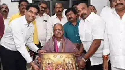 సంత్ కబీర్ అవార్డు గ్రహీతను సన్మానించిన  కలెక్టర్ వెంకటేశ్వర్ & MLA కురుగొండ్ల రామకృష్ణ