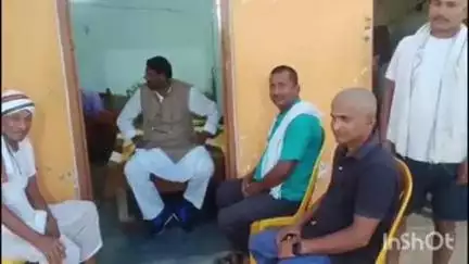कुर्था: कुर्था राजद विधायक बागी कुमार वर्मा चनौरा गांव पहुंचे, मृतिका के परिजनों को दी सांत्वना