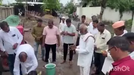 अकोट: सावरगाव येथे वृक्षवल्ली आम्हा सोयरे संकल्पनेतून गुरुपौर्णिमेनिमित्त वृक्ष रोपण वृक्ष पूजन पार पडले