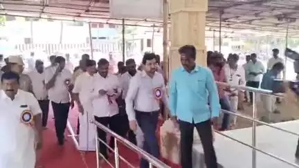 உத்தமபாளையம்: தமிழ்நாடு சட்டமன்ற பேரவை அரசு உறுதிமொழி குழு குச்சனூர் சனி பகவான் கோவிலில் தரிசித்து
ஆய்வு மேற்கொண்டனர்