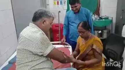 घोसी: घोसी पीएचसी के स्वास्थ्य कर्मी अमथुआ के पास सड़क दुर्घटना में जख्मी, पीएचसी घोसी में इलाज जारी