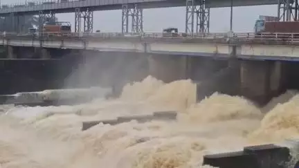 সিউড়ি ১: সিউড়ির তিলপাড়া জলাধার থেকে ১৬০০ কিউসে জল ছাড়া শুরু হলো