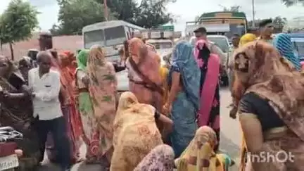 खैर: खैर थाने के सामने महिलाओं ने पुलिस कार्रवाई के विरुद्ध रोड पर लगाया जाम