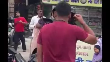 रूड़की: रामनगर कचहरी के सामने खाने की दुकान लगाने को लेकर दो महिलाओं के बीच हुई मारपीट, मारपीट का वीडियो हुआ वायरल