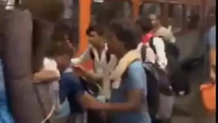 अम्बाला: अंबाला से बिहार जाने वाली ट्रेन में भारी भीड़, सीट के लिए यात्री आपस में लड़ते दिखे