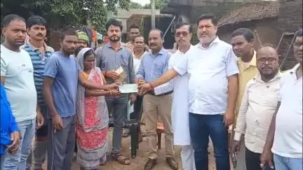 चंदनकियारी: बाउरी पांडा में बिजली के तार से व्यक्ति की मौत, आश्रित को मिला ₹50000 का मुआवजा