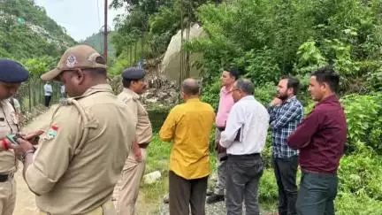 कर्णप्रयाग: कर्णप्रयाग के सुभाषनगर मोहल्ले की सड़क पर लगेगा गेट, स्थानीय लोगों की सहमति पर तहसील प्रशासन ने लिया निर्णय