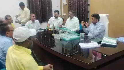 धनबाद/केंदुआडीह: धनबाद: अनुमंडल पदाधिकारी ने राजनीतिक दलों के प्रतिनिधियों के साथ कार्यालय में की बैठक