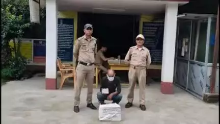चम्पावत: चंपावत जिले के अमोडी क्षेत्र से पुलिस ने 60 पैक देसी मसालेदार शराब के साथ एक अभियुक्त को गिरफ्तार किया