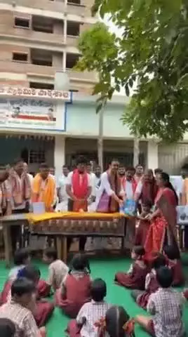మేడ్చల్: విద్యార్థులకు నోటు బుక్స్ పంపిణీ చేసిన ఉప్పల్ నియోజకవర్గ కాంగ్రెస్ పార్టీ ఇన్చార్జి మందుముల పరమేశ్వర్ రెడ్డి